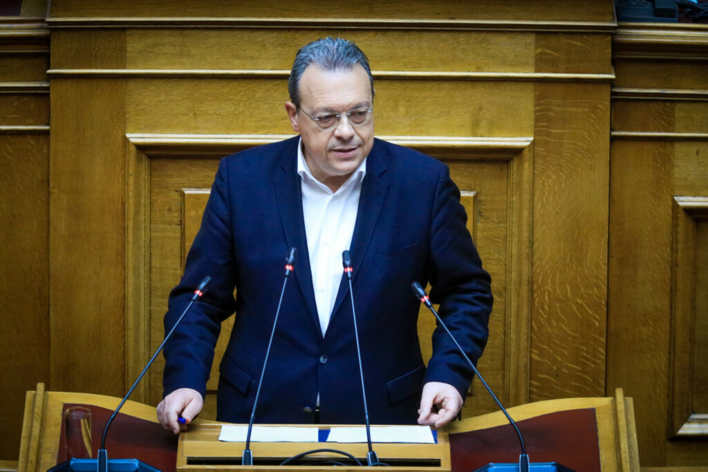 Φάμελλος σε Κακλαμάνη: Η κυβέρνηση απαξιώνει το Κοινοβούλιο