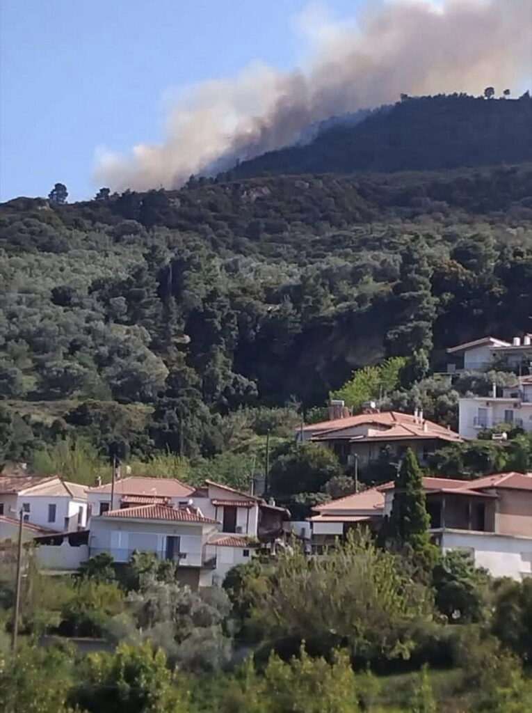 Φωτιά τώρα στην Ακράτα Αχαΐας – Εκδόθηκε 112 για εκκένωση οικισμού