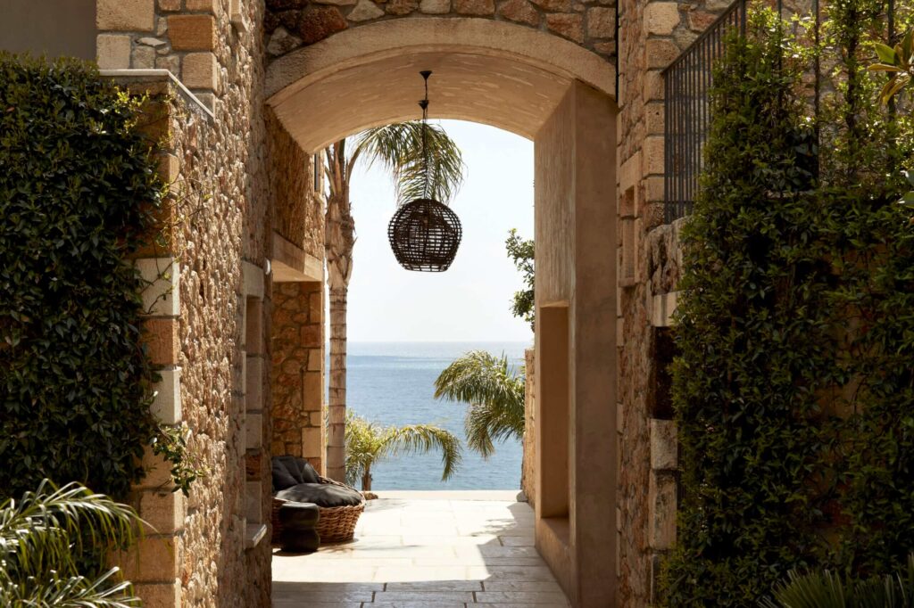 Κουμουδός: Νέο ξενοδοχειακό “στοίχημα” στην Κεφαλονιά μετά το στοπ στο Σαρακήνικο της Μήλου