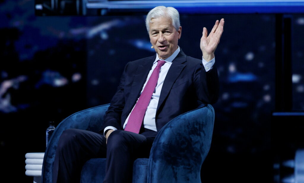 Καμπανάκι Ντάιμον για πιέσεις σε πληθωρισμό και επιτόκια λόγω Ιράν