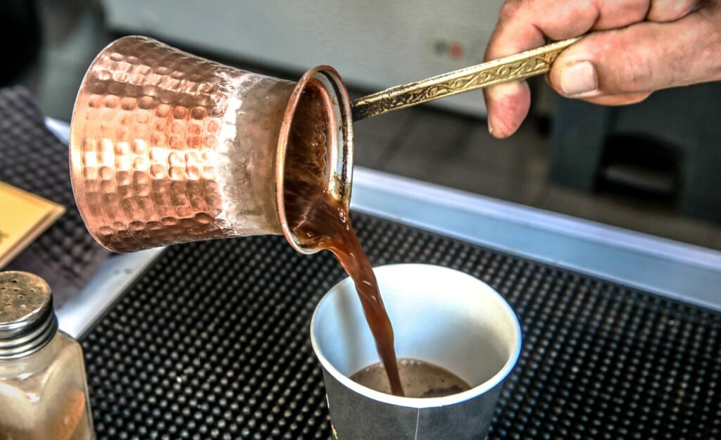 Από το φλιτζάνι στην οικοδομή – Επιστήμονες ανακάλυψαν μια νέα εντυπωσιακή χρήση του καφέ