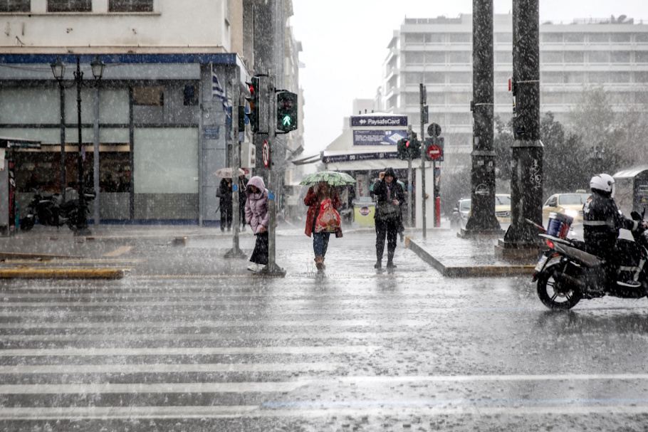 Καιρός με ομπρέλες και μπουφάν στην Ανάσταση και την Κυριακή του Πάσχα