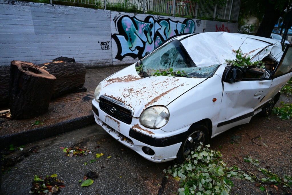Κακοκαιρία Erminio: Ένας νεκρός στη Νέα Μάκρη, εντοπίστηκε κάτω από ΙΧ – Εικόνες καταστροφής στον Πόρο