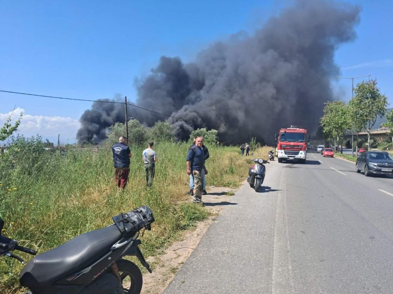 Καλαμάτα: Μεγάλη φωτιά σε επιχείρηση πλαστικών – Επικίνδυνοι καπνοί, διακοπή κυκλοφορίας