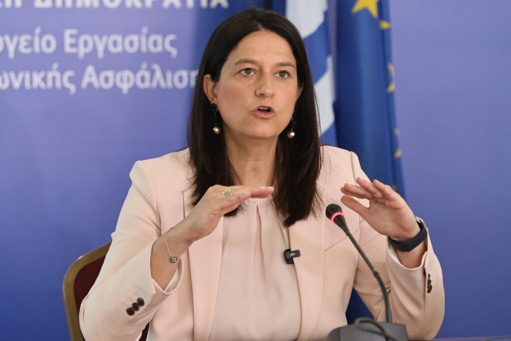 Ποιοι εργαζόμενοι θα πάρουν τα 920 ευρώ – Οι αυξήσεις και η λίστα με τα επαγγέλματα όπου επεκτείνεται η ψηφιακή κάρτα