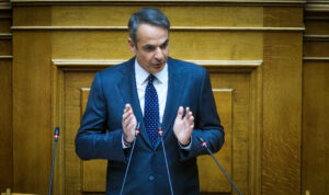 Η διπλή στρατηγική Μητσοτάκη, ο θυμός Ανδρουλάκη, η ενίσχυση της ομάδας Σκέρτσου στο Μαξίμου, το δυσμενές σενάριο για Καραμανλή και η προστασία απατεώνων από την Αστυνομία