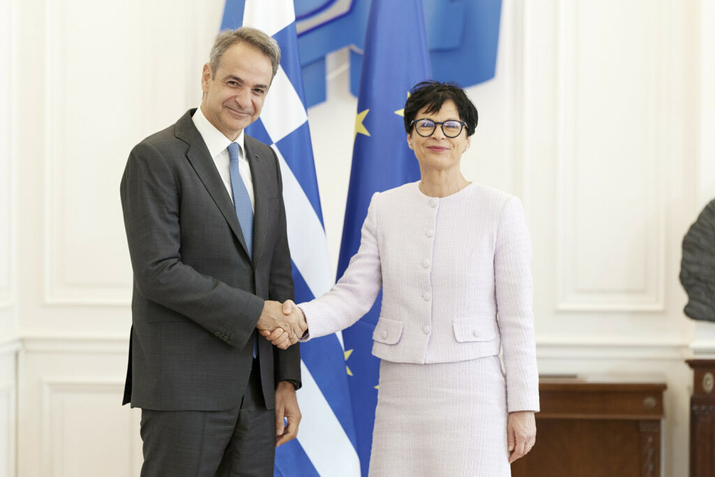 Συνάντηση Μητσοτάκη με την Ευρωπαία Επίτροπο Διεύρυνσης: Στο επίκεντρο η πορεία των Δυτικών Βαλκανίων