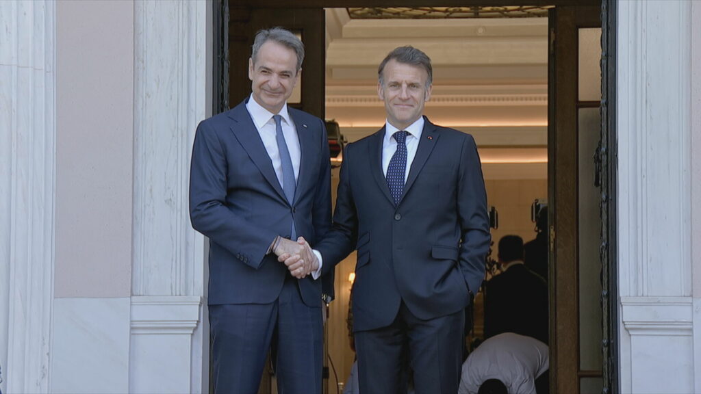 Μητσοτάκης – Μακρόν: Συνάντηση των δύο ηγετών στο Μαξίμου