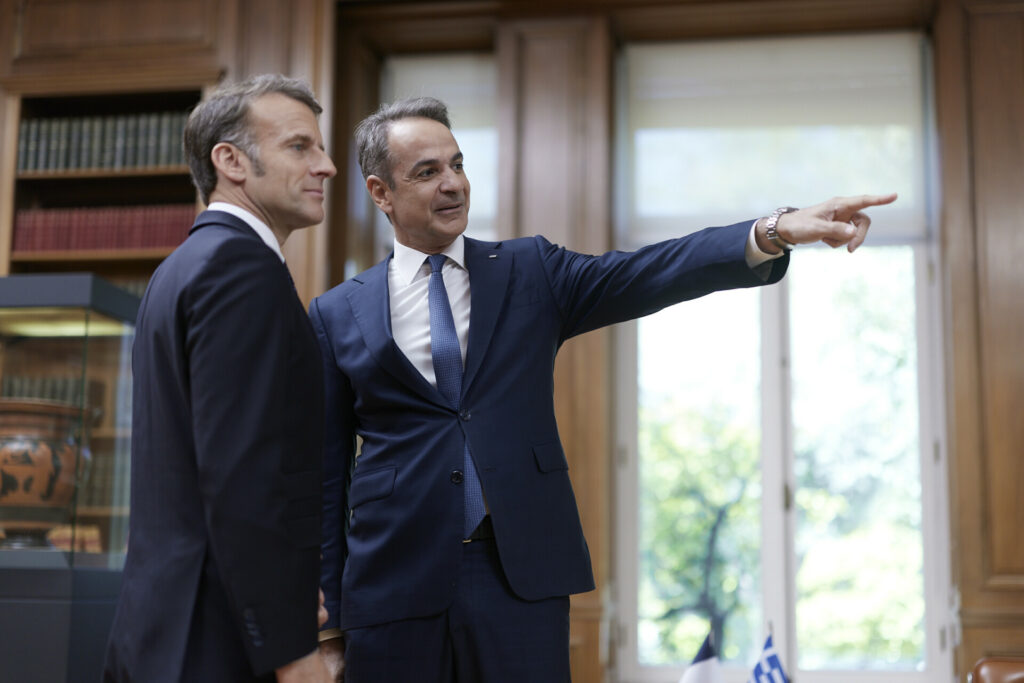 Μακρόν και Μητσοτάκης έστειλαν μηνύματα: Η ρήτρα αμοιβαίας συνδρομής και η στρατηγική συμμαχία