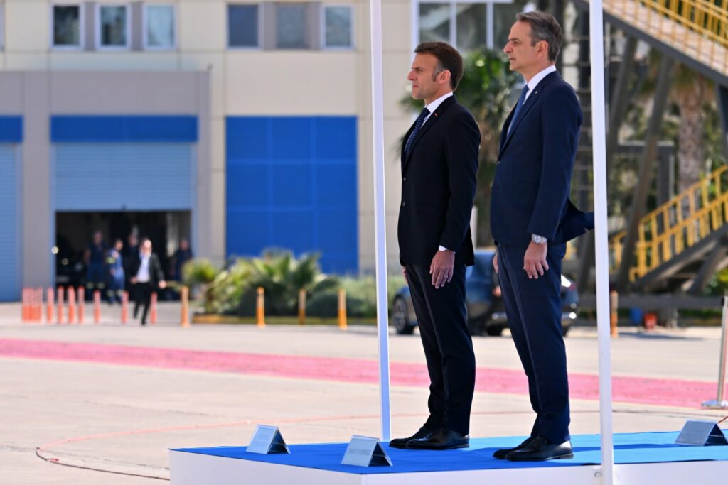 Μακρόν – Μητσοτάκης: Υψηλοί συμβολισμοί και μηνύματα στήριξης της Ελλάδας – Δείτε live