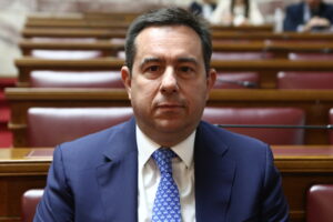 Μηταράκης για βιβλία με γονείς ίδιου φύλου: Διαφωνώ, να επαναξιολογηθεί