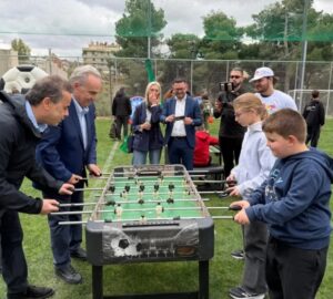 Λόφος του παιδιού: Εγκαίνια σε μια ζεστή εκδήλωση με Παπασταύρου και Παπαθανάση να παίζουν ποδοσφαιράκι