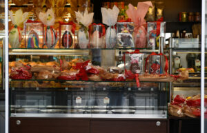 Πάσχα 2026: Τι ώρα κλείνουν τα καταστήματα τη Μεγάλη Δευτέρα 6/4