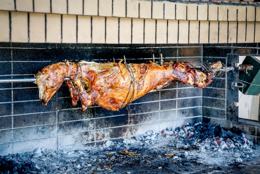 Πάσχα: 412 ευρώ για ένα τραπέζι