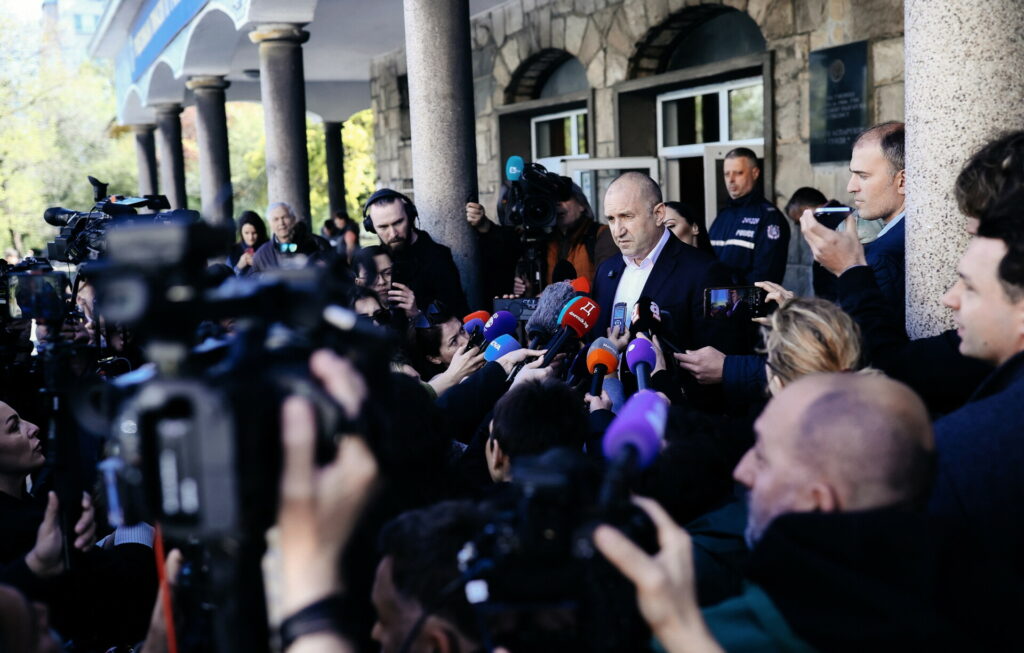 Εκλογές στη Βουλγαρία: Όλα δείχνουν αυτοδυναμία για τον φιλορώσο Ρούμεν Ράντεφ