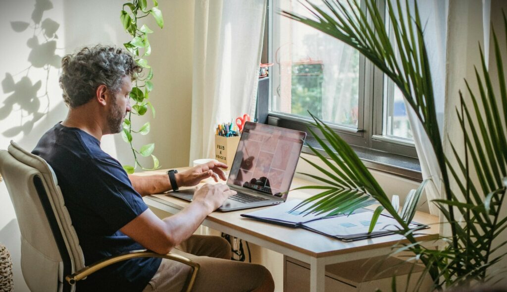 Τον έδιωξαν επειδή δούλευε από το σπίτι του – Χρειάστηκαν 4 άτομα για να τον αντικαταστήσουν