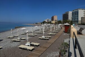 Μπρα ντε φέρ εργοδοτών και εργαζομένων στον τουρισμό σε τρία μέτωπα