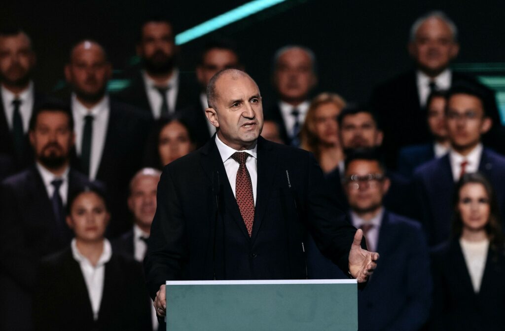 Ποιος είναι ο Ρούμεν Ράντεφ, το φαβορί για πρωθυπουργός της Βουλγαρίας