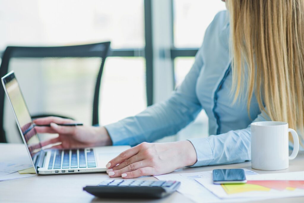 Ποιοι μπορούν να μπουν στη ρύθμιση των 72 δόσεων, τι αλλάζει με τις κατασχέσεις