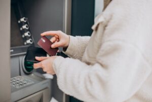 Συντάξεις Μαΐου 2026: Τι ώρα θα πιστωθούν στα ΑΤΜ την Πέμπτη και την Παρασκευή