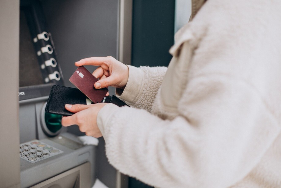 Συντάξεις Μαΐου 2026: Τι ώρα θα πιστωθούν στα ΑΤΜ την Πέμπτη και την Παρασκευή