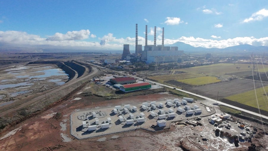 Συστοιχία συσσωρευτών του Σταθμού Ηλεκτροχημικής Αποθήκευσης Πτολεμαΐδας IV.Διακρίνεται ο ΑΗΣ Καρδιάς