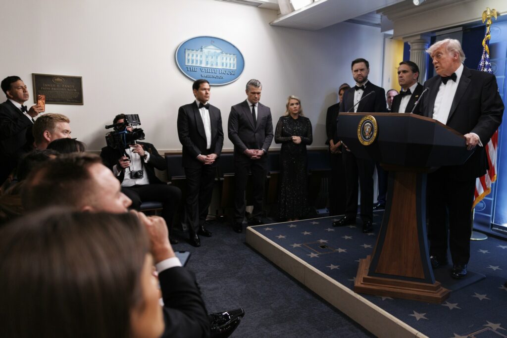 Πυροβολισμοί στο δείπνο των ανταποκριτών: Σώος ο Τραμπ – Τραυματίστηκε μέλος της Μυστικής Υπηρεσίας