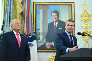 Το αδιέξοδο του Ορμούζ και το παρασκήνιο της απομάκρυνσης του υπουργού Ναυτικού των ΗΠΑ – Το ρεσάλτο στο Epaminondas που οδηγείται στο νησί Κεσμ