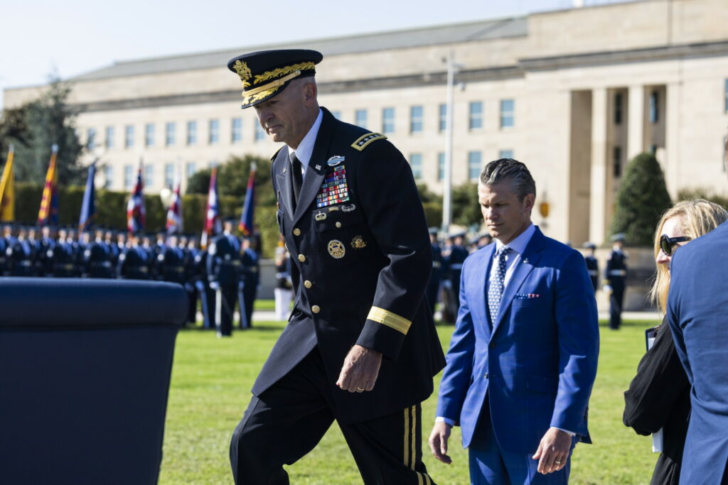 ΗΠΑ: Καρατομήθηκε ο αρχηγός του στρατού, ρήγμα στη σκιά του Ιράν