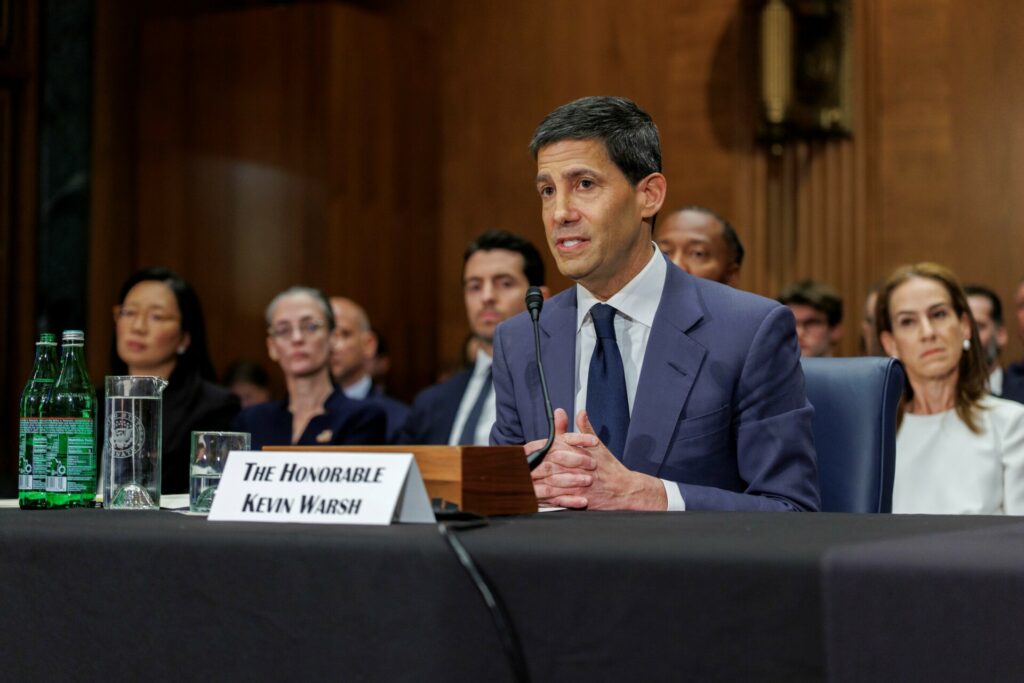 Κέβιν Γουόρς: Ποιος είναι ο πλουσιότερος υποψήφιος για το τιμόνι της Fed και τα μηνύματά του για τα επιτόκια