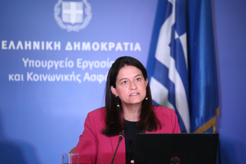 Κεραμέως: Τι περιλαμβάνει το νομοσχέδιο – τομή για την ίση αμοιβή ανδρών και γυναικών