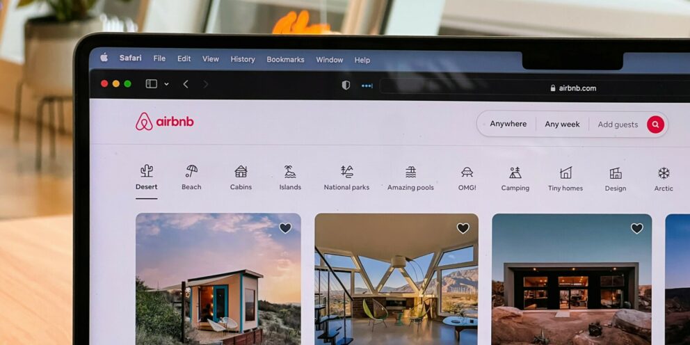 Οι ψηφιακές πλατφόρμες “τύπου Airbnb” βρίσκονται αντιμέτωπες με αυστηρότερους κανόνες σε όλο τον κόσμο