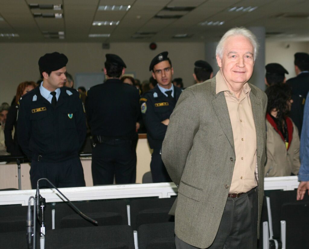 17 Νοέμβρη: Αποφυλακίστηκε ο αρχηγός Αλ. Γιωτόπουλος έπειτα από 24 χρόνια