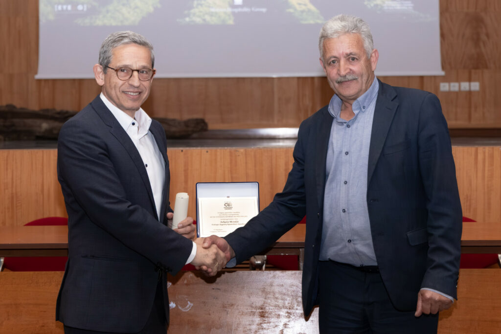 Ο δήμαρχος Οροπεδίου Γιώργος Αθανασάκης απονέμει τιμητική πλακέτα στον Ανδρέα Ν. Μεταξά κατά την ανακήρυξή του ως επίτιμου δημότη