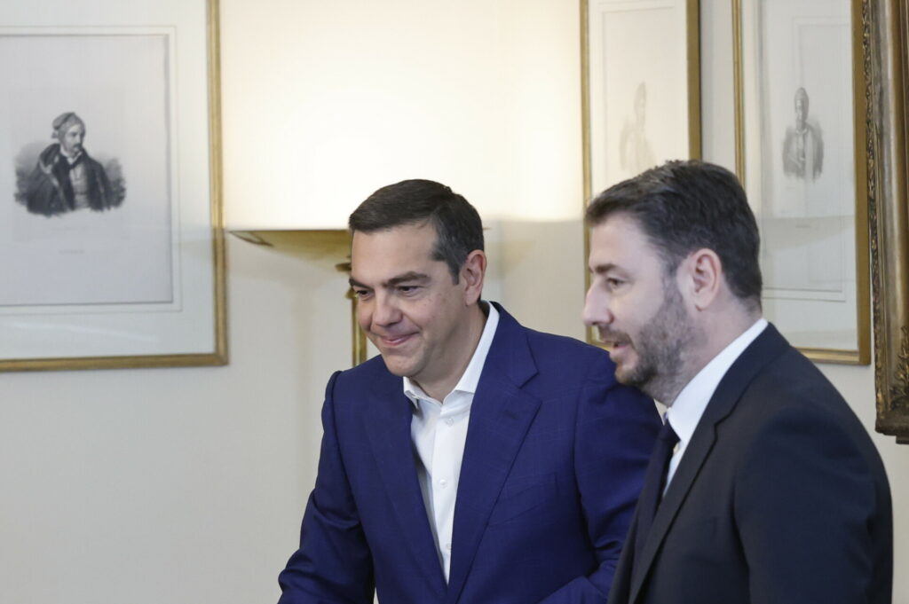Τα γκάλοπ που θα κρίνουν τη μάχη Ανδρουλάκη-Τσίπρα, τα επικοινωνιακά μαθήματα στην Αμαλίας και το πόρισμα για το drone της Λευκάδας