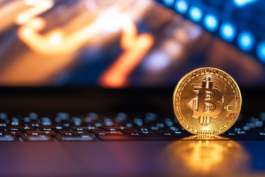 Bitcoin: Βουτιά κάτω από τα 77.000 δολάρια – Ρευστοποιήσεις 500 εκατ. στην αγορά crypto