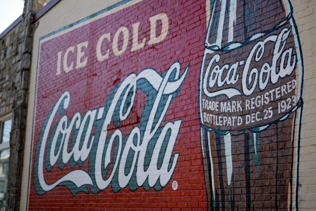 Το 1985, λίγο πριν ηττηθεί από την Pepsi, η Coca-Cola άλλαξε τη θρυλική συνταγή της και το αποτέλεσμα ήταν καταστροφικό