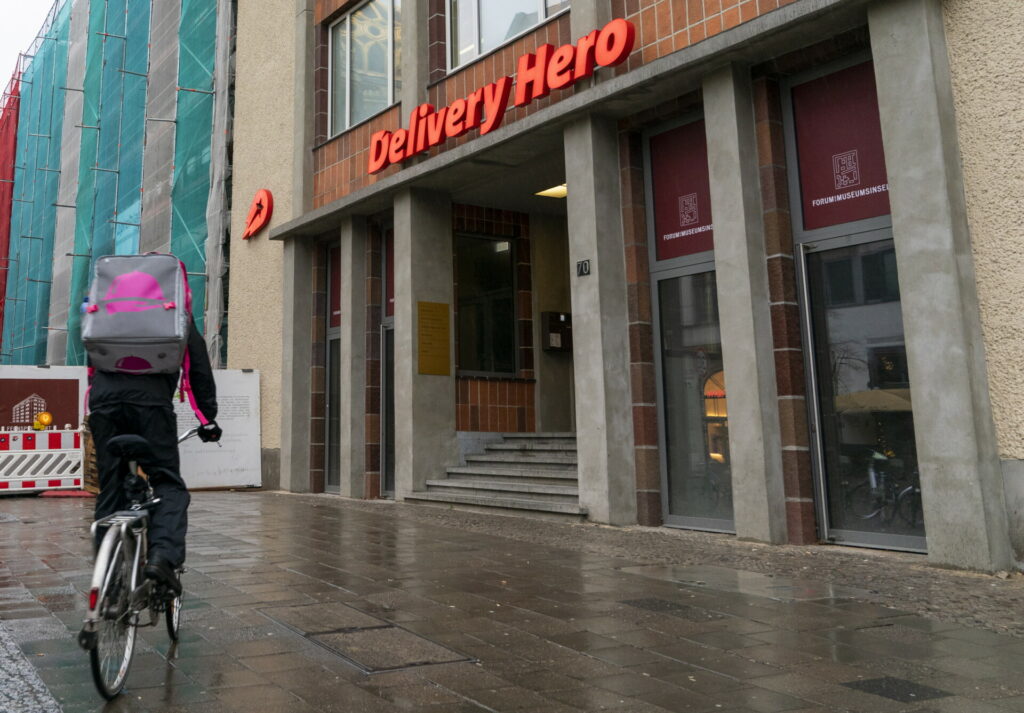 Uber: Πρόταση 10 δισ. ευρώ για την Delivery Hero – Ράλι στη μετοχή