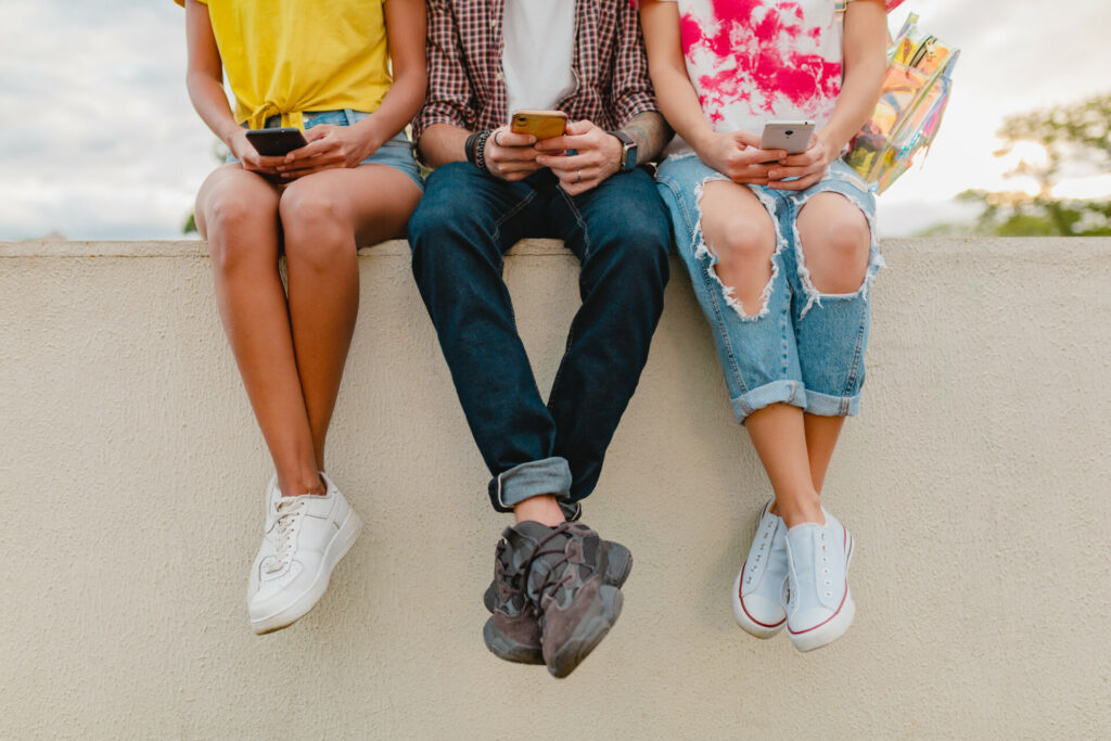 Η Gen Z ξοδεύει έως και το 60% του μισθού της για ένα iPhone – και παρ’ όλα αυτά το προτιμά από Android