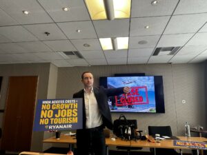 Πώς η Ryanair παζαρεύει με τα αεροδρόμια, τι σημαίνει η αποχώρηση από Θεσσαλονίκη, Ηράκλειο, Χανιά