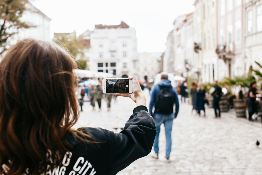 ΗΠΑ: Influencers πληρώνονται με μαύρο χρήμα για να παρουσιάσουν την κινεζική AI ως απειλή