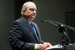 Η στρατηγική Μητσοτάκη, η παγίδα με τις πρόωρες εκλογές, η μάχη για τη δεύτερη θέση και η εμπλοκή Καραμανλή στην οργάνωση του κόμματος Σαμαρά