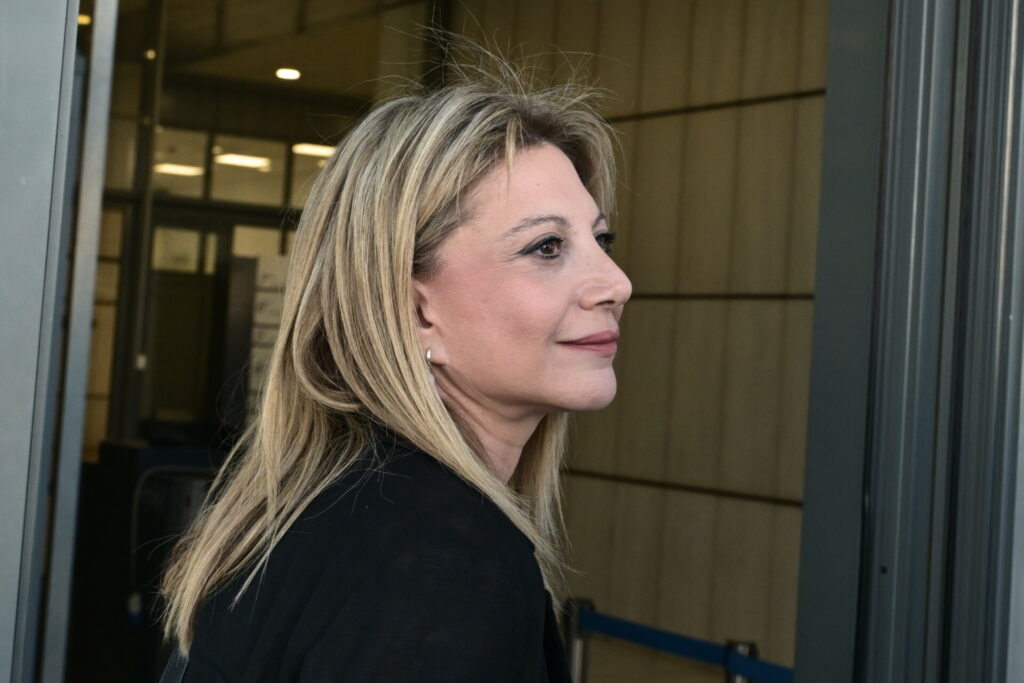 “Προσπαθούν να μας διασπάσουν”, καταγγέλλει η Καρυστιανού