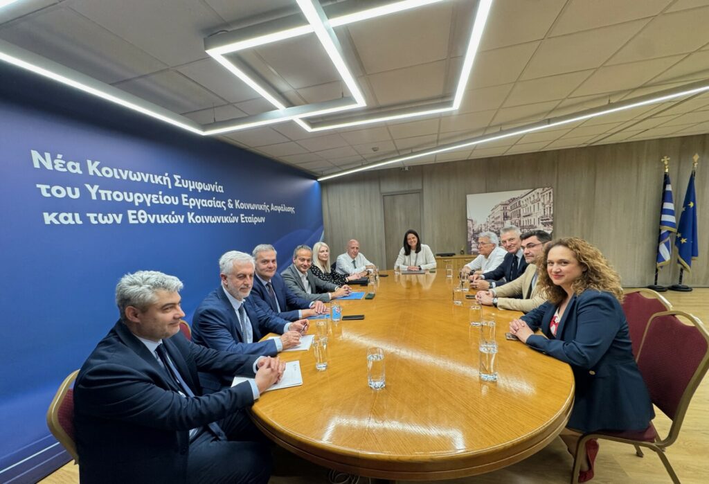 Κεραμέως: Διαβούλευση για το νέο νομοσχέδιο περί ισότητας και διαφάνειας αμοιβών