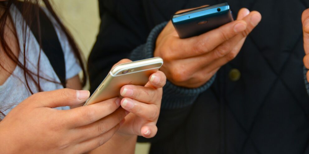 Έμοιαζαν με Samsung, αλλά ήταν “μαϊμού”: Η απάτη με περίπου 1 εκατ. κινητά