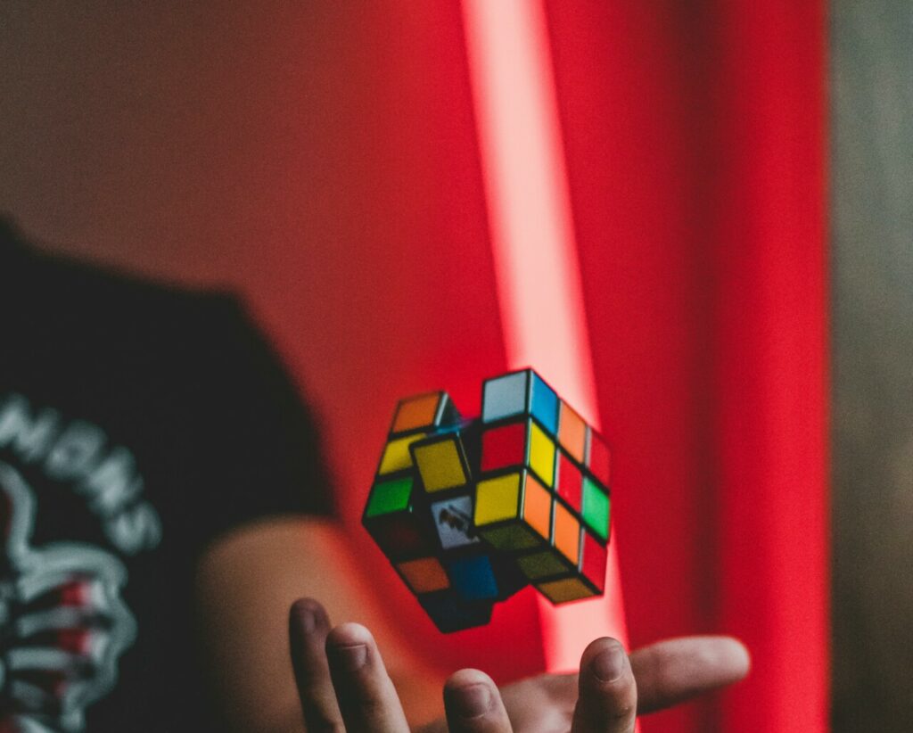 Παιδί από την Κίνα έλυσε κύβο Rubik 3x3x3 μέσα σε λίγα δευτερόλεπτα και κατέρριψε παγκόσμιο ρεκόρ