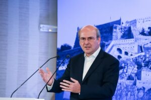 Η αισιοδοξία Χατζηδάκη για τους αντάρτες, οι τυχαίες συναντήσεις “γαλάζιων” στο Κολωνάκι, o στόλος των γενικών γραμματέων και οι “ανάποδες” του Τσίπρα με πρώην συντρόφους του