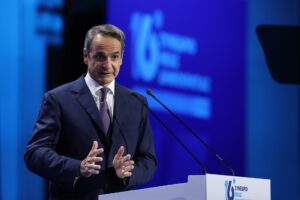 Το τεχνοκρατικό Συνέδριο, η σύγκριση Μητσοτάκη με τους υπόλοιπους πολιτικούς αρχηγούς, το καρφί Άδωνι στον Κωστή, το “όχι” του Οδυσσέα στον Τσίπρα και οι εξελίξεις στην υπόθεση Καραμανλή
