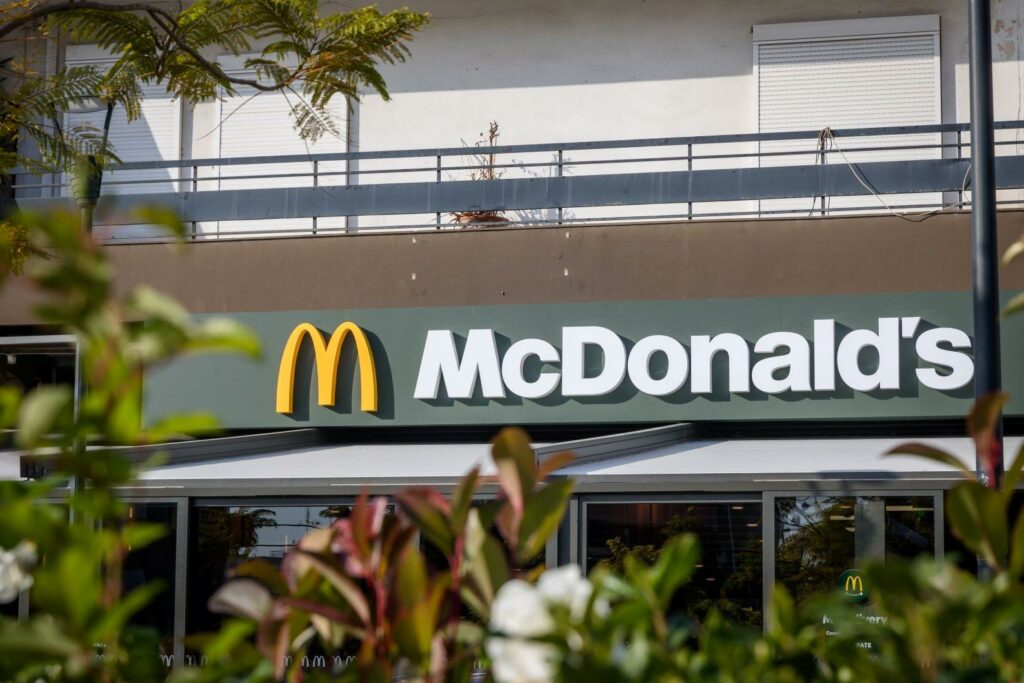 McDonald’s: Νέο τεστ αντοχής στην Ελλάδα με βουτιά κερδών για τους Μαλτέζους franchisees