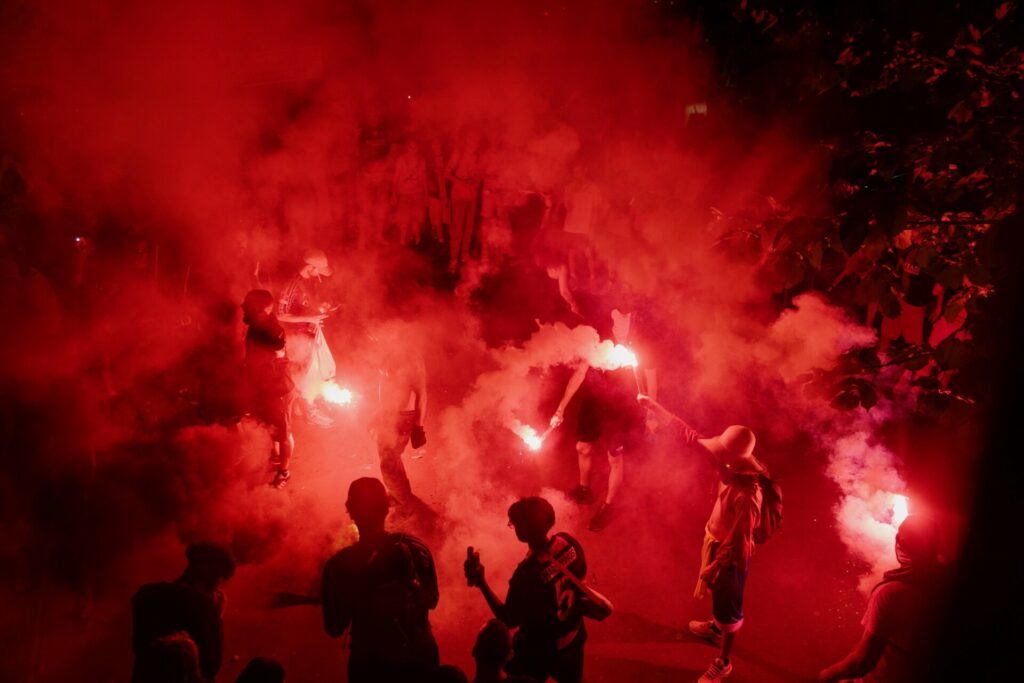 Κάηκε το Παρίσι μετά τον θρίαμβο της Παρί: 400 συλλήψεις, βανδαλισμοί και λεηλασίες